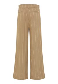 Beige bukser med vide ben og hvide nålestriber, baglommer med kant og bæltestropper, vist bagfra på en hvid baggrund.