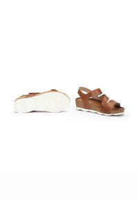 Sandalias de piel marrón con tres correas cruzadas, plantilla de corcho y suela de goma blanca, que cuentan con una correa ajustable para un ajuste seguro.