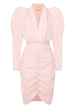 Różowa sukienka w odcieniu blush z długimi puff sleeves, głębokim dekoltem w literę V oraz marszczeniem w talii. Posiada dekoracyjne guziki z przodu.