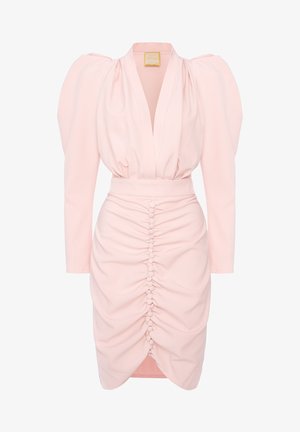 Różowa sukienka w odcieniu blush z długimi puff sleeves, głębokim dekoltem w literę V oraz marszczeniem w talii. Posiada dekoracyjne guziki z przodu.