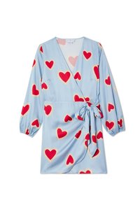 Φόρεμα τύπου wrap ανοιχτού γαλάζιου χρώματος με μακριά μανίκια, σχέδια κόκκινων καρδιών και ζώνη στο πλάι στη μέση.