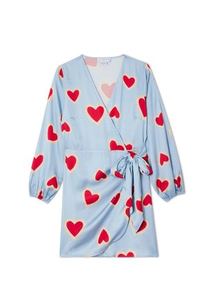 Φόρεμα τύπου wrap ανοιχτού γαλάζιου χρώματος με μακριά μανίκια, σχέδια κόκκινων καρδιών και ζώνη στο πλάι στη μέση.