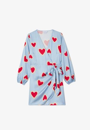 Φόρεμα τύπου wrap ανοιχτού γαλάζιου χρώματος με μακριά μανίκια, σχέδια κόκκινων καρδιών και ζώνη στο πλάι στη μέση.
