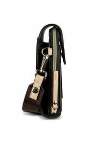 Bolso de mano marrón texturizado con una cremallera beige, herrajes dorados y una correa desmontable. La vista lateral muestra la forma delgada y el detalle de la cremallera.