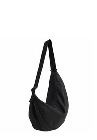 Borsa a tracolla nera realizzata in tessuto morbido e liscio, con una forma ampia e curvata. Presenta una tracolla regolabile e un design minimalista.