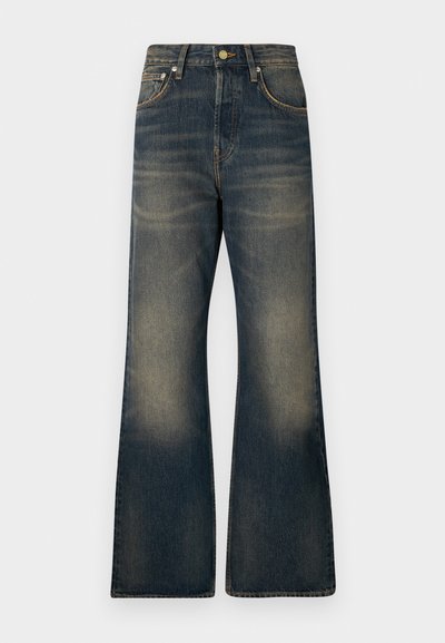 Jeans in denim a gamba larga di colore blu scuro con un lavaggio sfumato, dotati di cinque tasche, chiusura con bottone e dettagli di cucitura a contrasto.