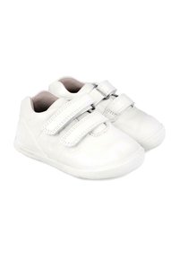 Scarpe in pelle bianca con due cinturini in Velcro, punta arrotondata, superficie testurizzata e suole in gomma progettate per comfort e stabilità.