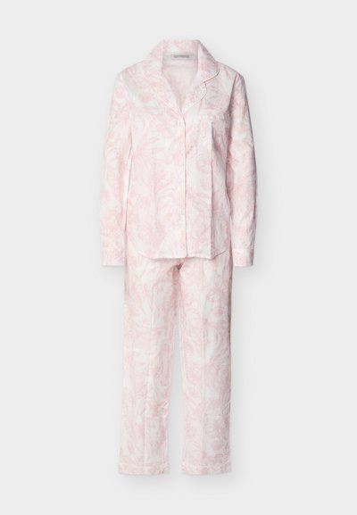 Μακρυμάνικο πουκάμισο πιτζάμας με κουμπιά σε ανοιχτό ροζ χρώμα και φλοράλ σχέδιο, συνοδευόμενο από αντίστοιχο παντελόνι πλήρους μήκους, σε λευκό φόντο.