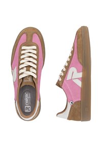 Baskets avec panneaux en daim rose et daim marron, lacets blancs et semelles en caoutchouc marron clair. Accents du logo sur le côté.