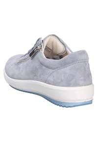 Chaussures en suede gris à profil bas, avec une fermeture éclair latérale et une semelle intermédiaire blanche aux accents bleus. Dessus texturé et doublure intérieure rembourrée.