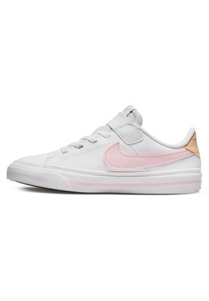 Sneaker bianca con accenti rosa e oro. Texture in pelle liscia, chiusura con lacci e velcro, punta arrotondata e striscia rosa sulla suola.