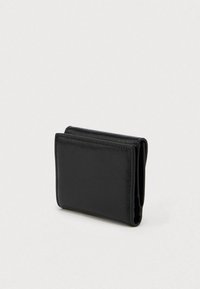 Carteira preta de couro compacta fechada, mostrando textura suave e bordas costuradas sobre um fundo claro.