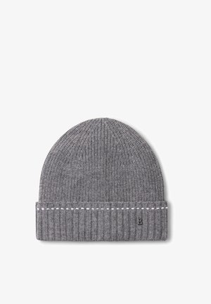 Bonnet en tricot gris côtelé avec un revers, présentant une petite étiquette logo noire sur le revers et des détails brodés blancs au-dessus du revers.