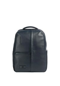 Zaino in pelle blu navy dotato di manico imbottito, tasca frontale e texture liscia, con design minimalista e dettagli di marca.