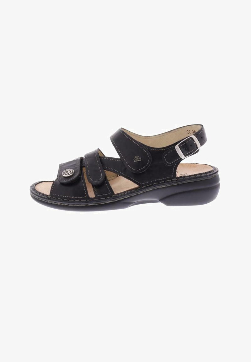 Sandale noire en cuir à bout ouvert avec trois brides ajustables, semelle intérieure rembourrée et semelle de soutien légèrement surélevée.