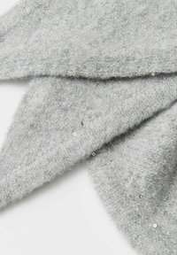 Écharpe grise avec une texture douce et duveteuse, ornée de sequins qui ajoutent une légère brillance. Forme triangulaire avec des couches qui se chevauchent.