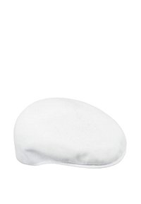 Berretto di maglia bianco con una texture liscia e forma arrotondata, caratterizzato da una cucitura sottile e una fascia stretta lungo la base.