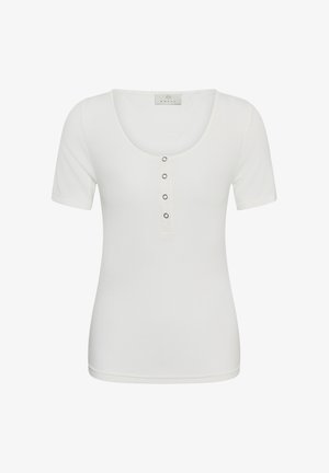 Chemise blanche ajustée à manches courtes avec un col rond dégagé et quatre petits boutons blancs alignés au centre sur le devant.