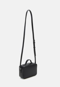 Borsa a spalla nera in pelle liscia, di forma rettangolare, con manico corto, tracolla lunga regolabile e chiusura con zip.
