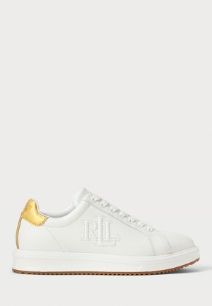 Fehér bőr sneaker arany díszítéssel a sarkán, perforált részletekkel, dombornyomott betűzéssel, valamint texturált mintázatú gumitalppal.