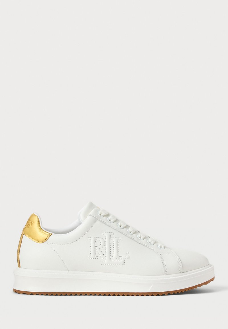 Balti odiniai sportbačiai su auksiniu akcentu ant kulno, perforuotu dizainu, įspaustu užrašu ir guminiais padais su tekstūruotu raštu.