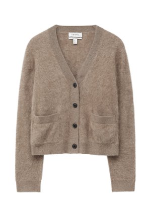 Brauner, flauschiger Cardigan mit V-Ausschnitt, sechs schwarzen Knöpfen, zwei Vorderentaschen und gerippten Bündchen, hergestellt aus weichem, strukturiertem Material.