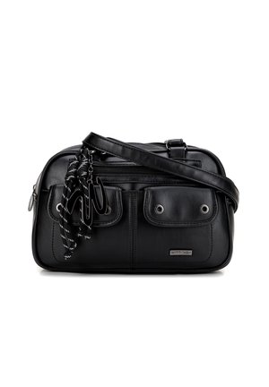 Sac à main en cuir noir de forme rectangulaire, avec deux poches avant, ferrures en argent, bandoulière amovible et détail de pompon décoratif.