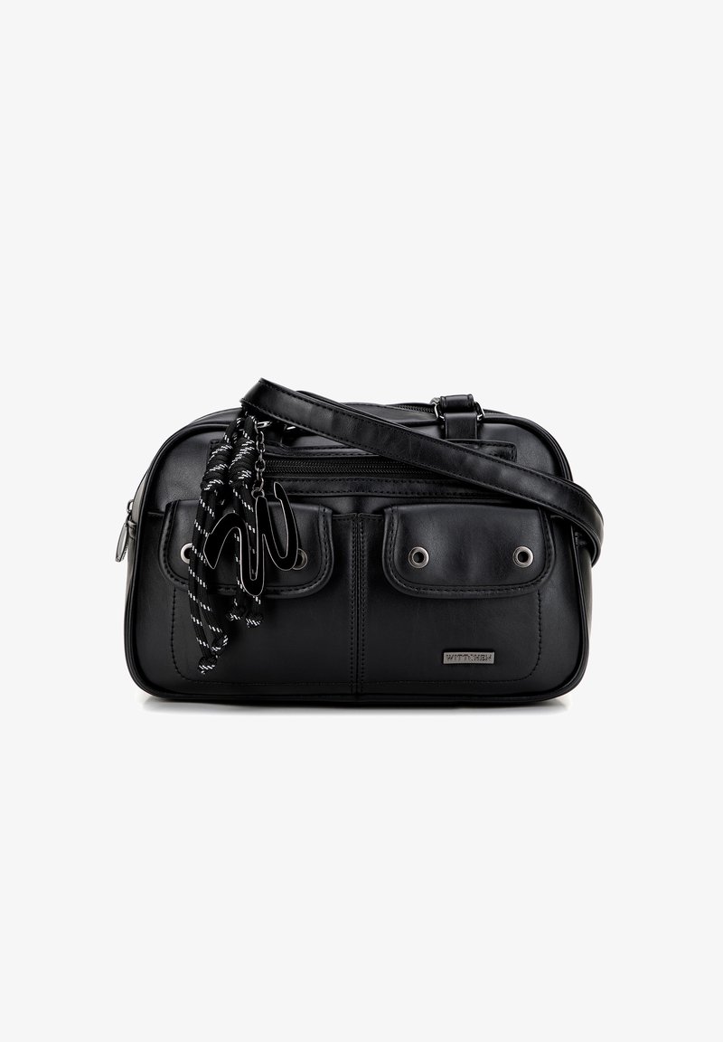 Sac à main en cuir noir de forme rectangulaire, avec deux poches avant, ferrures en argent, bandoulière amovible et détail de pompon décoratif.