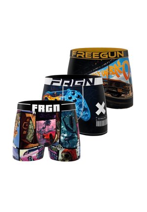Trois paires de boxers avec des motifs colorés de jeux vidéo et de street art, comprenant des graphismes tels qu’une manette de jeu, des voitures et des graffitis.
