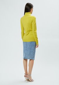 INFLUENCER HIGH-NECK BASIC - Strickpullover - acid