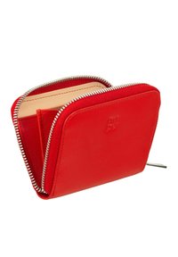 Rote Lederbörse mit Reißverschluss, ausgestattet mit einer strukturierten Außenseite und einem glatten Innenraum mit Kartenfächern und einem Münzfach.