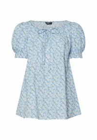 Blusa floreale azzurro chiaro con maniche a palloncino, scollatura rotonda e dettaglio con fiocco sul davanti. Presenta un motivo di piccoli fiori bianchi con foglie verdi.