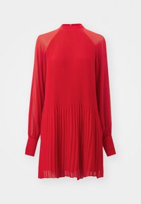 Rode, geplooide jurk met lange, doorzichtige mouwen en een hoge hals. Heeft een vloeiende silhouet en knoopmanchetten. Over het geheel een gladde textuur.