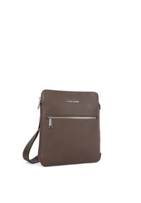 Borsa a spalla in pelle marrone con texture, dotata di tasca con zip frontale e tracolla regolabile. Presenta un logo metallico sulla parte anteriore. Forma rettangolare compatta.