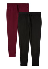 Dwie pary spodni dresowych: jedna w kolorze burgundowym, a druga czarna, obie z elastycznym pasem i mankietami, wykonane z miękkiego materiału.