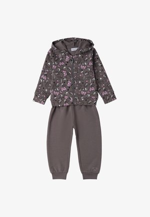 Completo con felpa zip-up e pantaloni grigi con una vivace stampa animale rosa. Realizzato in tessuto morbido, presenta polsini a coste e un cappuccio foderato.