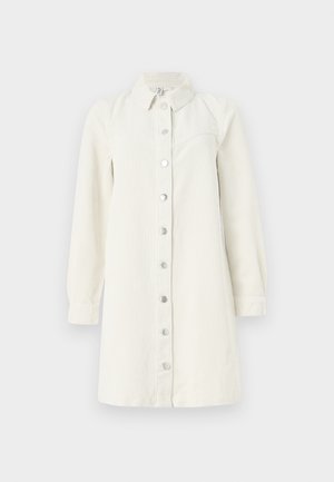 Vestido camisa de corduroy creme com gola, mangas longas e grandes botões frontais. Apresenta uma superfície texturizada e um corte reto.