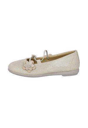 Zapato plano de color beige claro, hecho de un material texturizado, con un acento floral y una piedra brillante. Punta cerrada con una suela flexible.