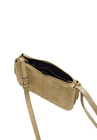 Beżowa torebka crossbody z zamszu z złotymi akcentami. Prostokątny kształt, zamek błyskawiczny, regulowany pasek oraz czarne wnętrze z kieszeniami.