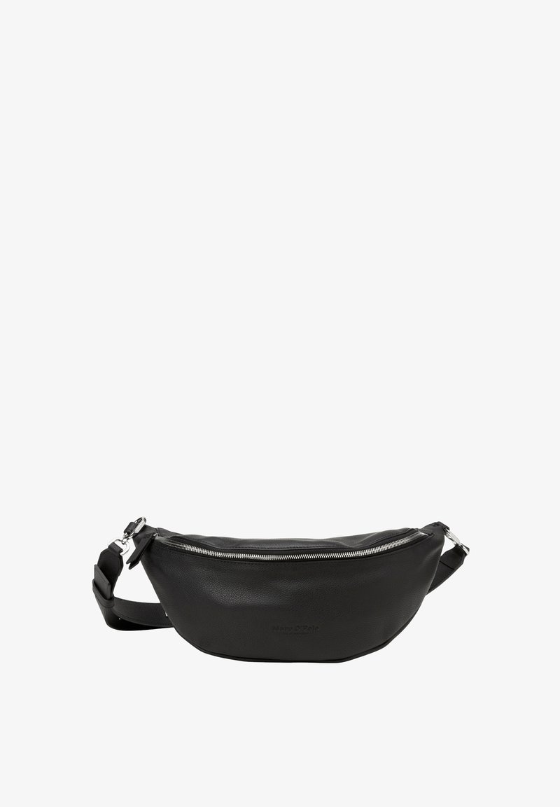 Zwarte leren heuptas met zilveren ritssluiting en verstelbare band, geopend en plat neergelegd.