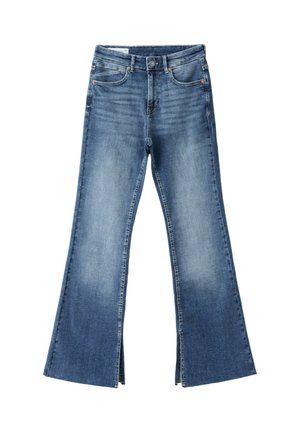 Jean en denim bleu avec une coupe évasée et une fente en bas, doté de poches avant et d'une fermeture par bouton à la taille.