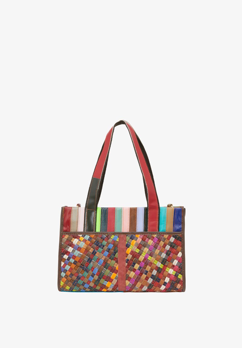 Szövet, többszínű táska barna bőr fogantyúkkal, mintás elülső résszel és csíkos hátsó panelekkel, különböző árnyalatokban.