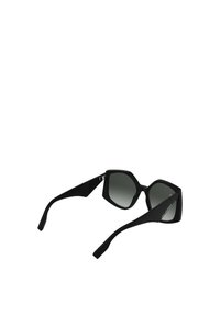 Zwarte zonnebril met een hexagonaal frame, matte afwerking en een verlooplenzen. Slanke, hoekige pootjes met een subtiele merkdetail.