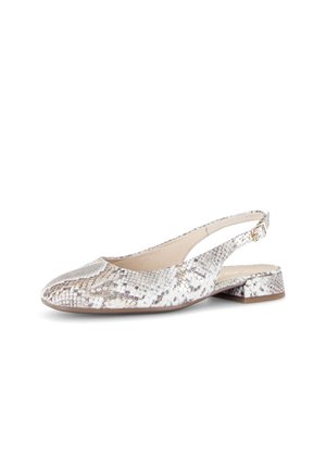 Dames slingback platte schoen met beige en grijs slangenprint, puntige neus en lage vierkante hak met een gouden gespband.