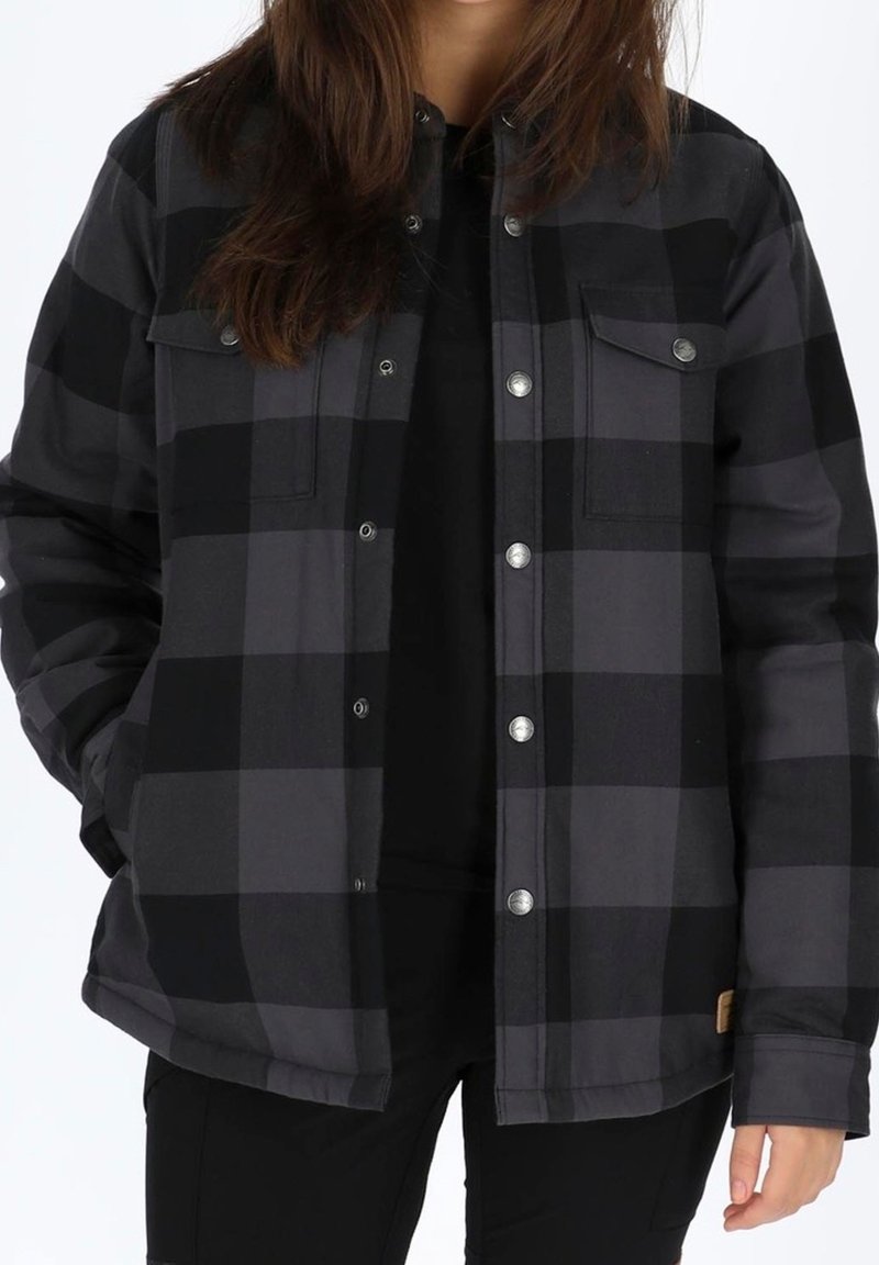 Giacca a camicia a quadri neri e grigi realizzata in un morbido tessuto, dotata di bottoni a pressione, due tasche sul petto e un design dalla vestibilità rilassata.