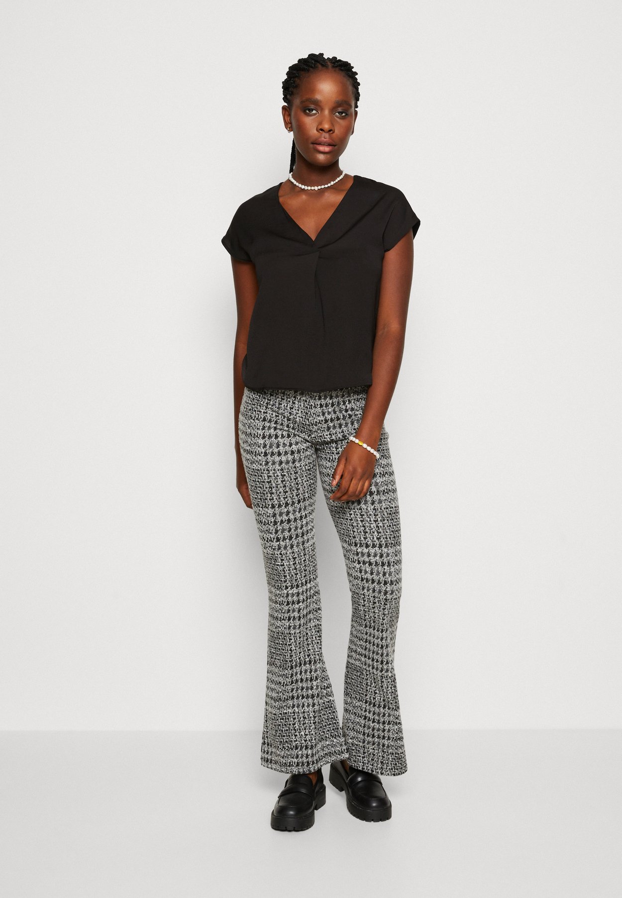 ONLAVA S/S V-NECK