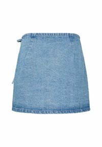 Denim mini krilo v svetlo modri barvi z neobdelanim robom, z pasom s stranskimi trakovi in dvema sprednjima žepoma. Gladek, strukturiran material.