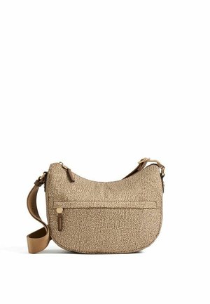 Borsa a tracolla beige con texture, con ampia tracolla regolabile e tasca frontale con cerniera, su sfondo bianco.