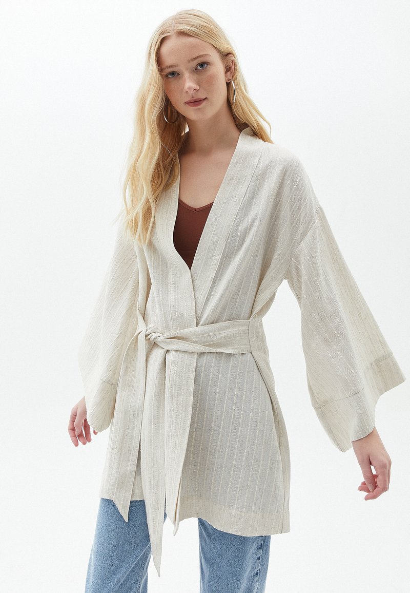 Damen Strickjacken | OXXO MIT BINDEGÜRTEL Strickjacke naturel/weiß - PI62990 Damen Strickjacken | OXXO MIT BINDEGÜRTEL Strickjacke naturel/weiß - PI62990