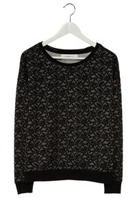 Maglione nero a maniche lunghe con motivo in pizzo testurizzato, scollatura rotonda e polsini e orlo a coste. Appeso a una gruccia di plastica bianca.
